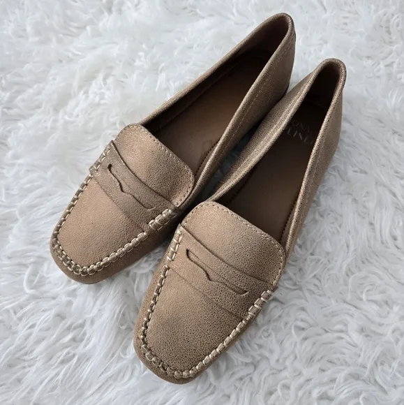 Donald J. Pliner Women's Binah Metallic Leather Light Bronze. Size 8. Good preow