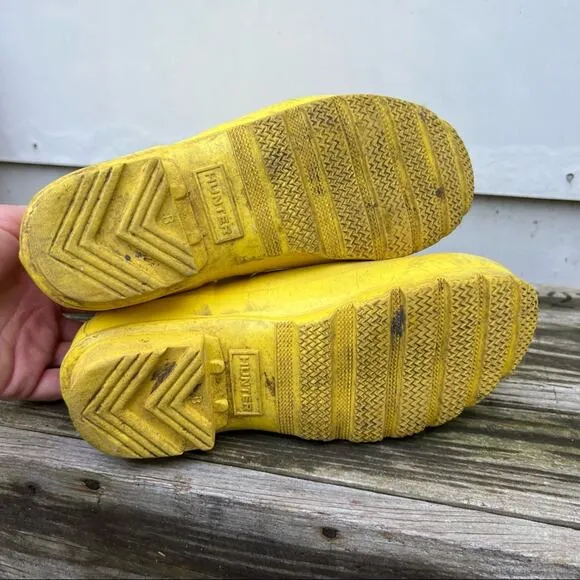Hunter tall yellow waterproof rubber rain boots