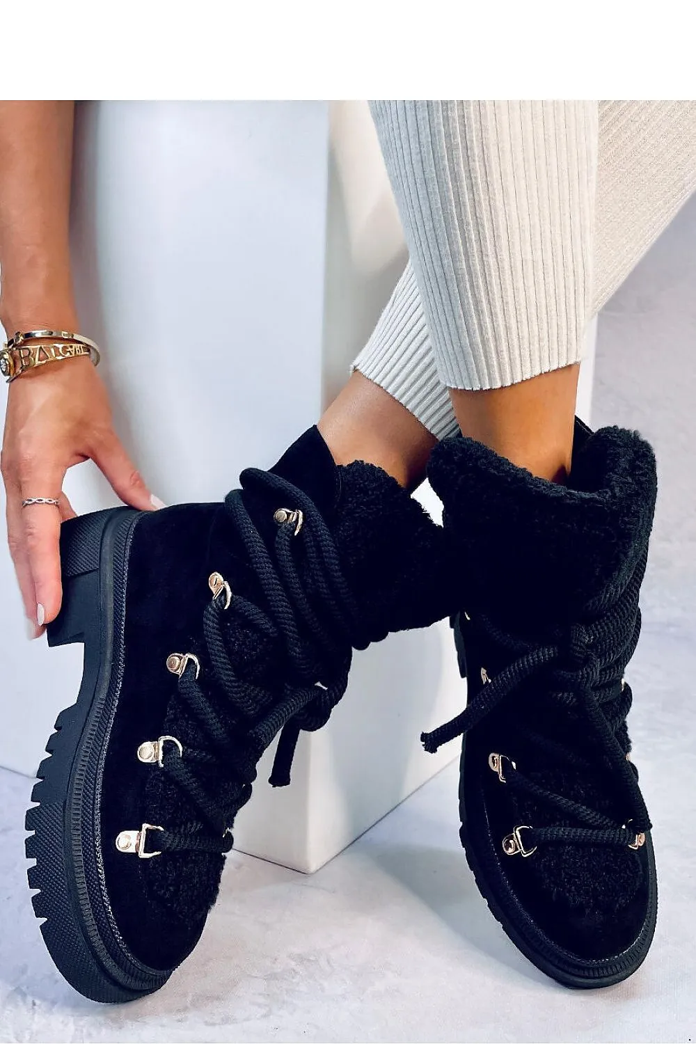 Snow boots