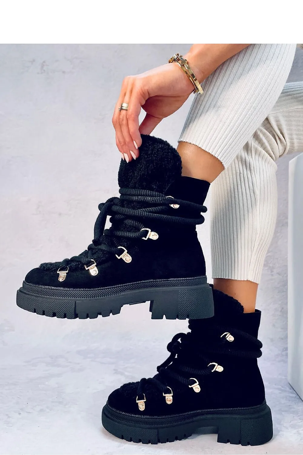 Snow boots